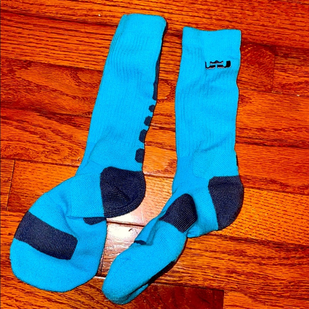 NWOT LEBRON NIKE ELITES